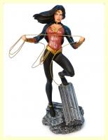 Wonder Woman DX Statue